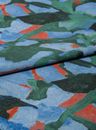 tecido-estampado-dentro-da-mata-verde-azul-e-vermelho